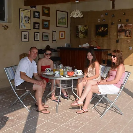 Alojamento de Acomodação e Pequeno-almoço Chez Launey *